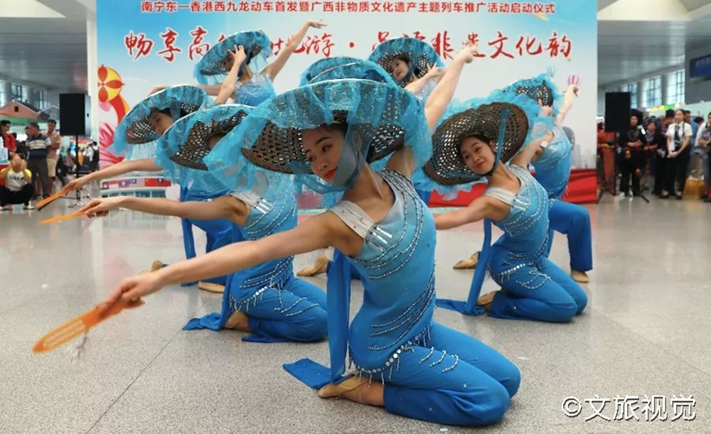 搭乘首發(fā)高鐵，海真珠珍珠粉抵達(dá)東方明珠